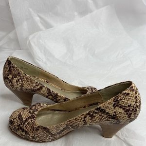 Chinese laundry size 7 vegan reptile print 2 1/2 inch heeled pumps gently used